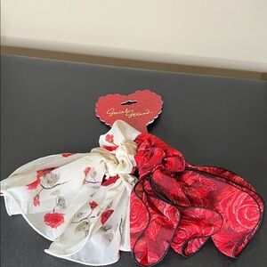 Social Stands | Red & Cream Rose 🌹 Hair Scrunchies